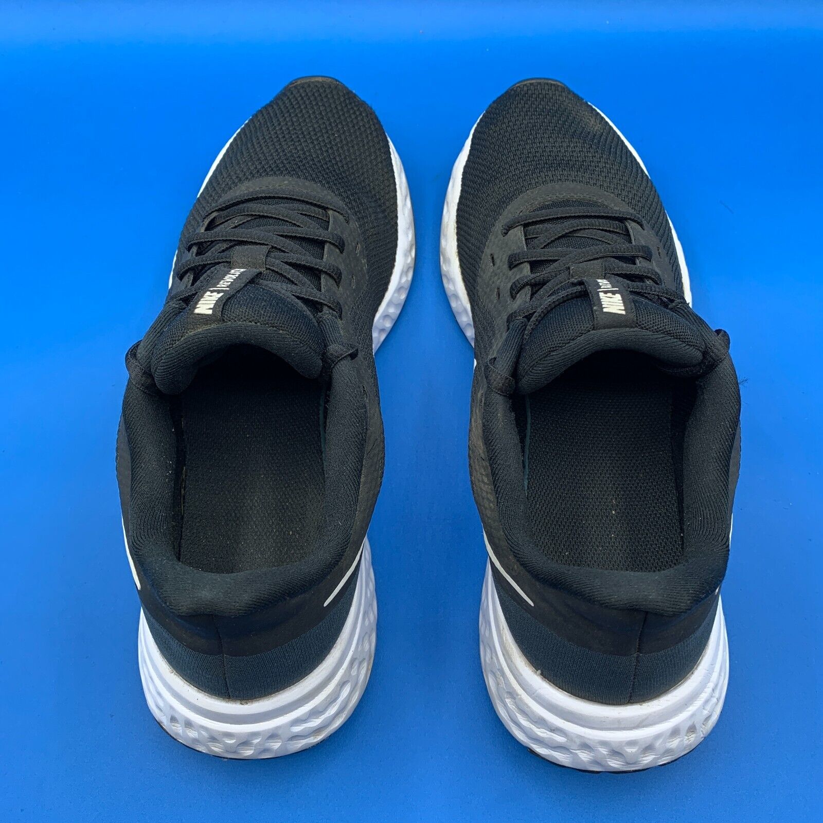Nike Revolution 5 Mens Size 10 Black White Shoes Sneakers Running BQ3204-002