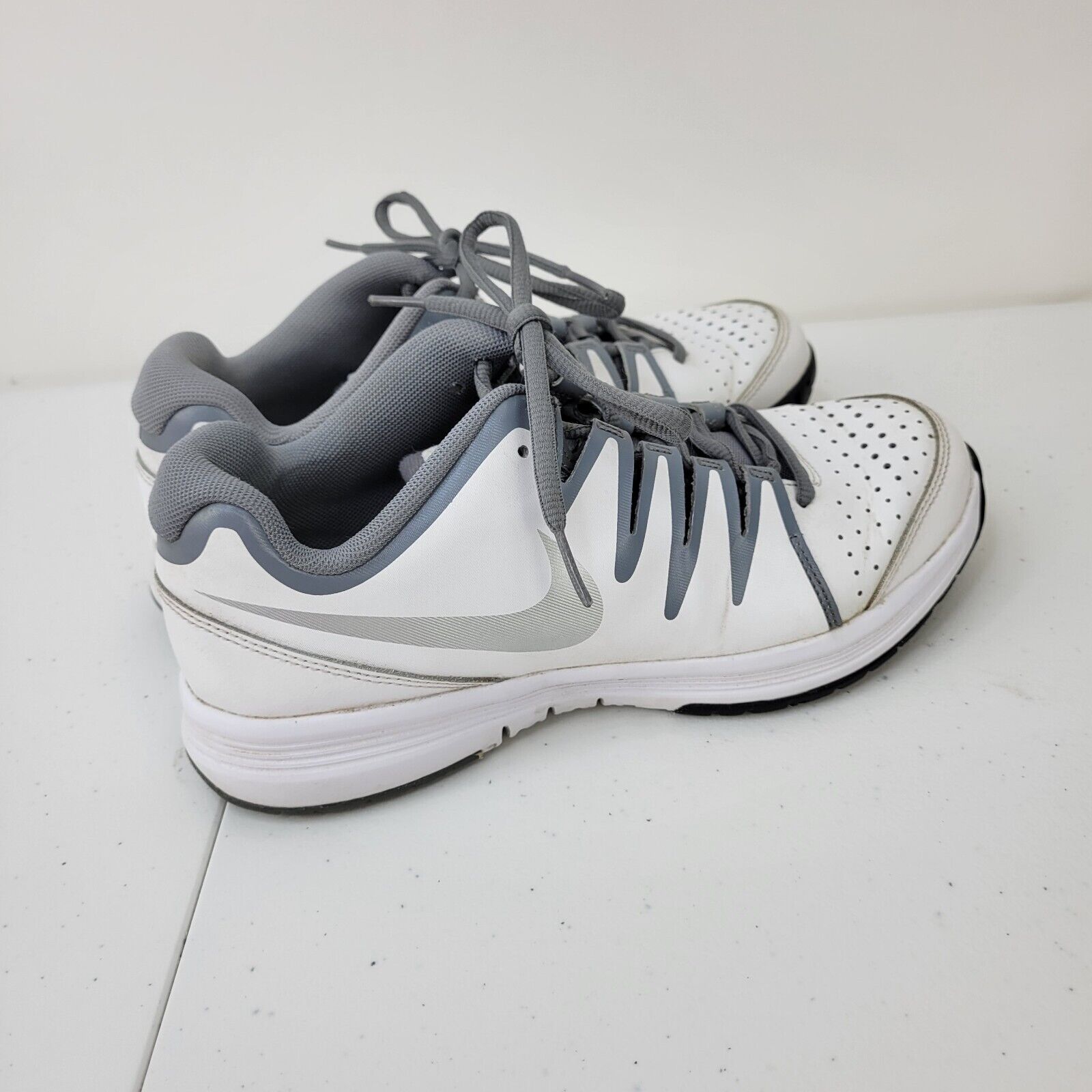 Nike Vapor Court Leather Womens Tennis Shoes Size 8.5 White Gray 631713-100