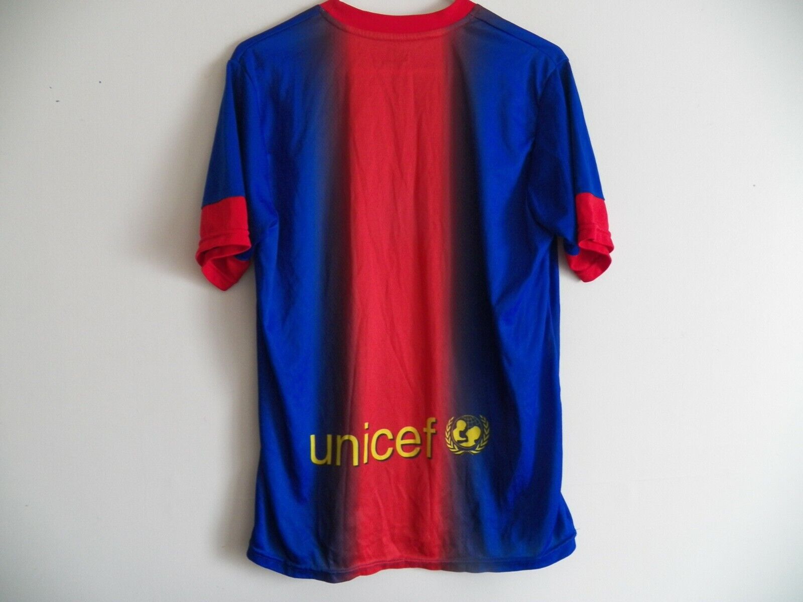 FCB FC Barcelona Rhinox Men’s Size Medium Soccer V-Neck Short Sleeve Jersey Top